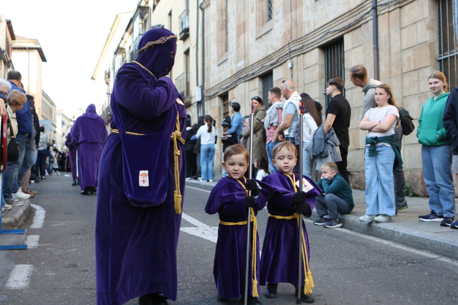 Jesús Rescatado procesiona en Salamanca con su nueva túnica y la atenta mirada de cientos de fieles