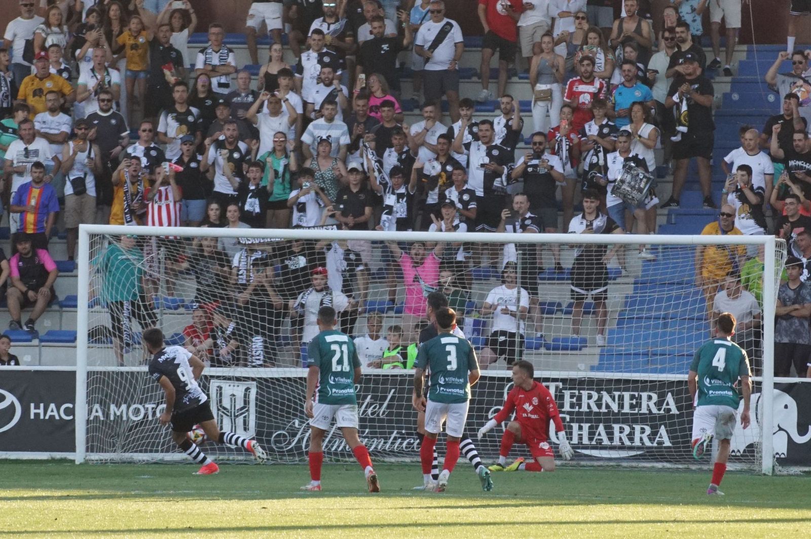 Iván Moreno marca su penalti en el amistoso ante el Zamora | FOTO JUANES