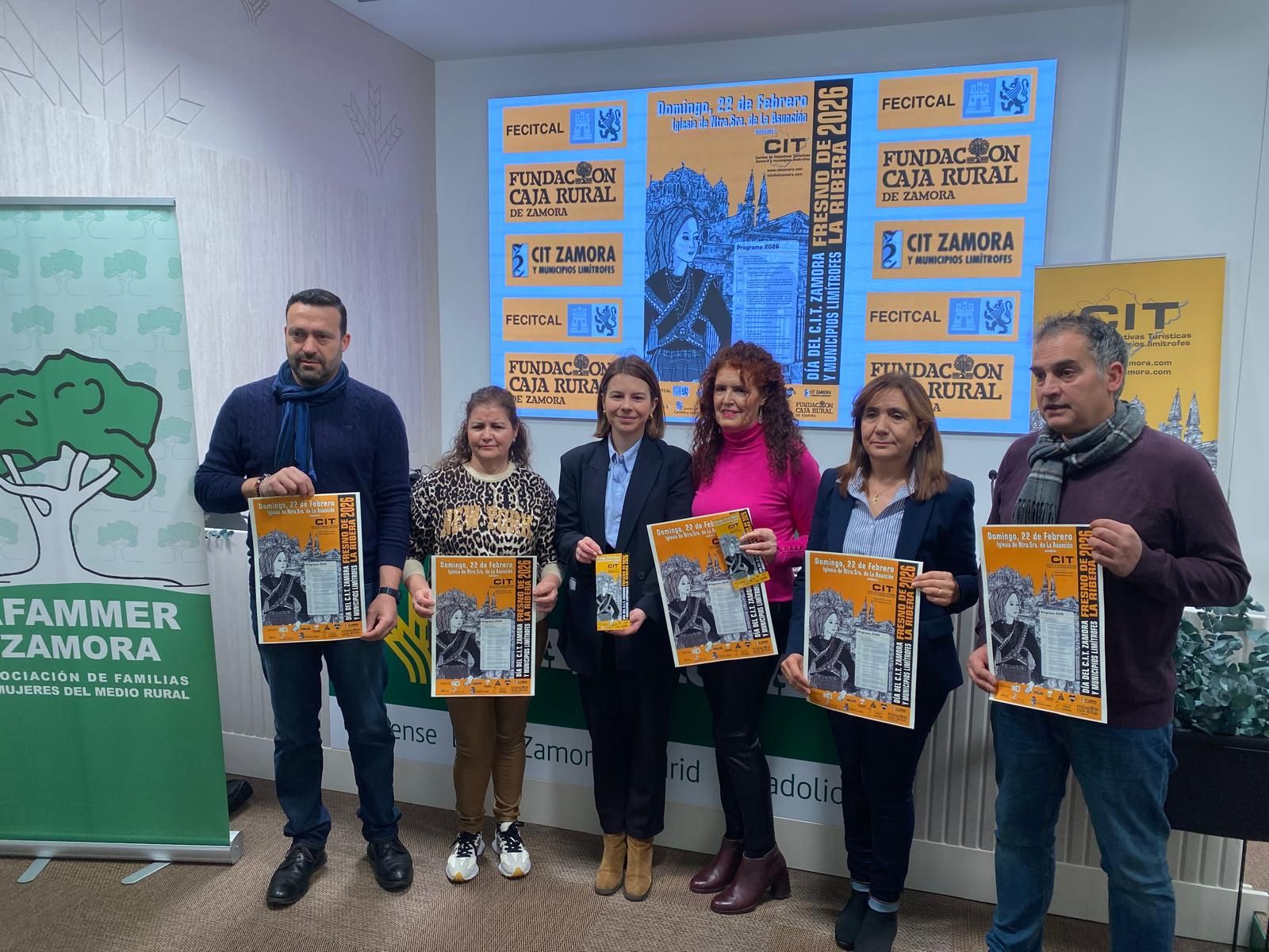 Representantes de los ayuntamientos de Benegiles y Fresno, del CIT, de la Diputación y de Caja Rural durante la presentación