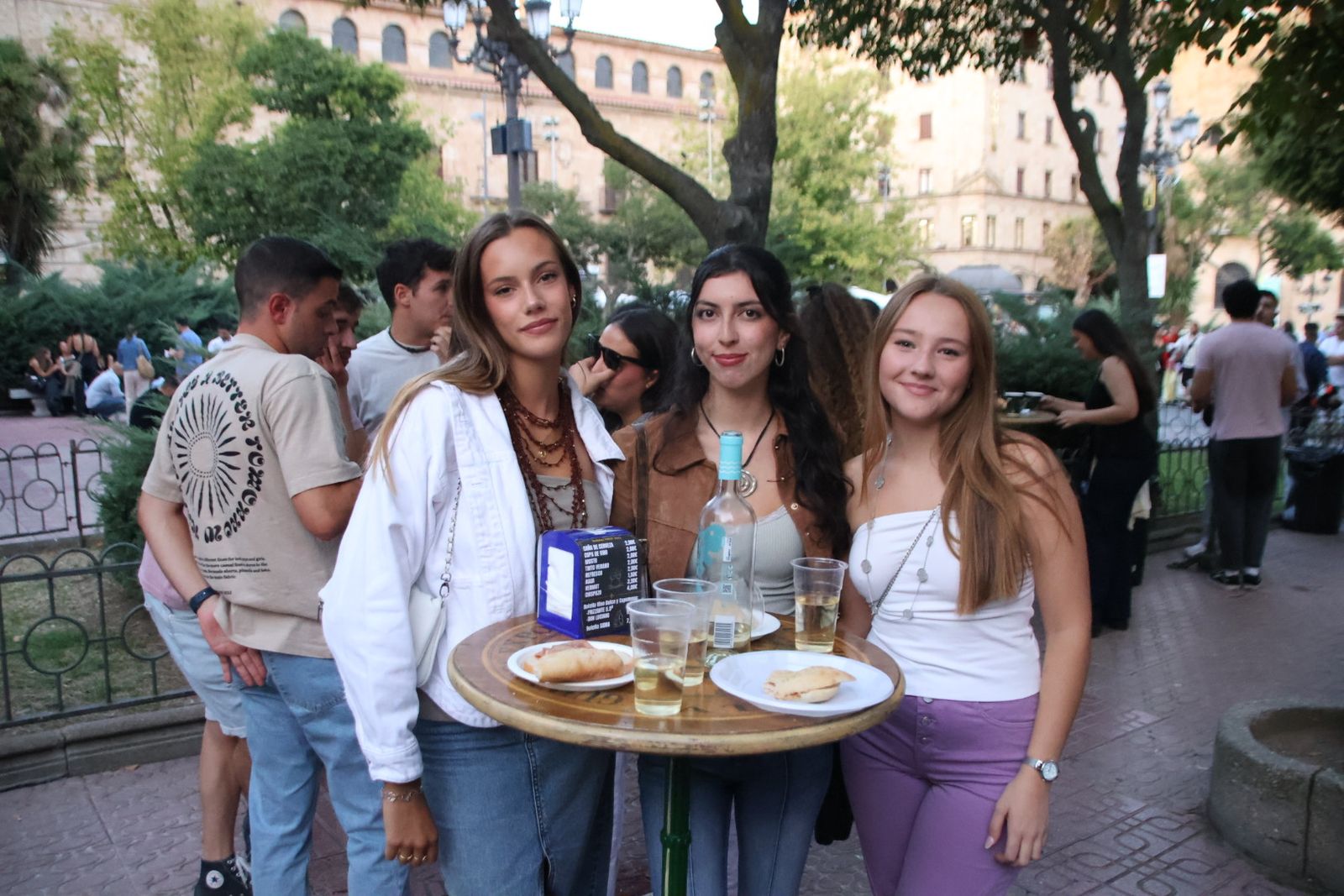 Ambiente de las casetas el  jueves por la tarde noche
