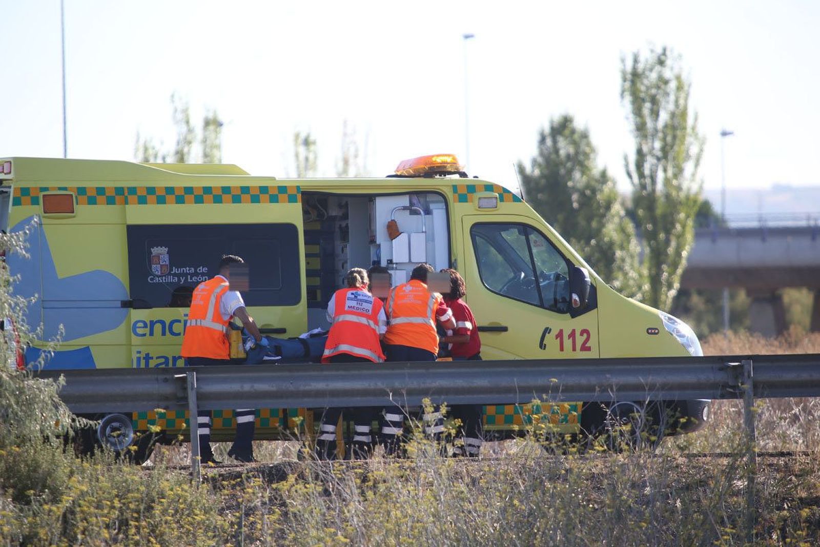 Ambulancia en la rotonda del E.Leclerc. Foto de archivo