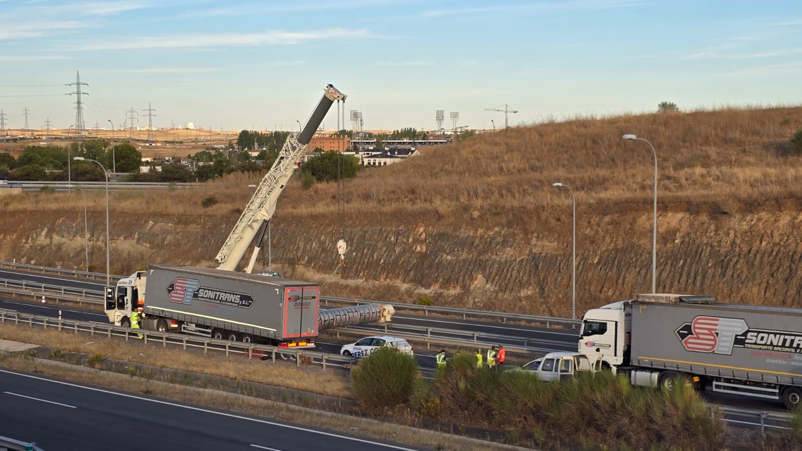 Un camión pierde en la carga en la A-62, a la altura del Helmántico