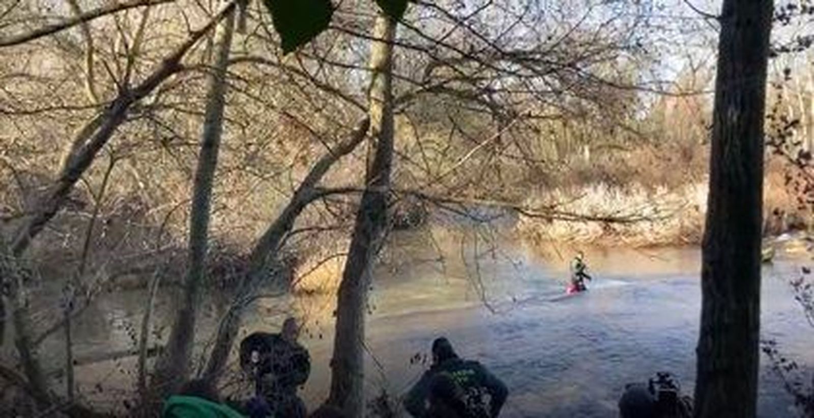Los GEAS durante su búsqueda en el río Duero dentro del dispositivo para encontrar a la joven de Traspinedo. EP