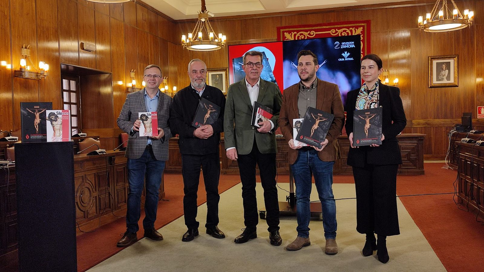Presentación de las dos publicaciones por el centenario de la Cofradía del Silencio