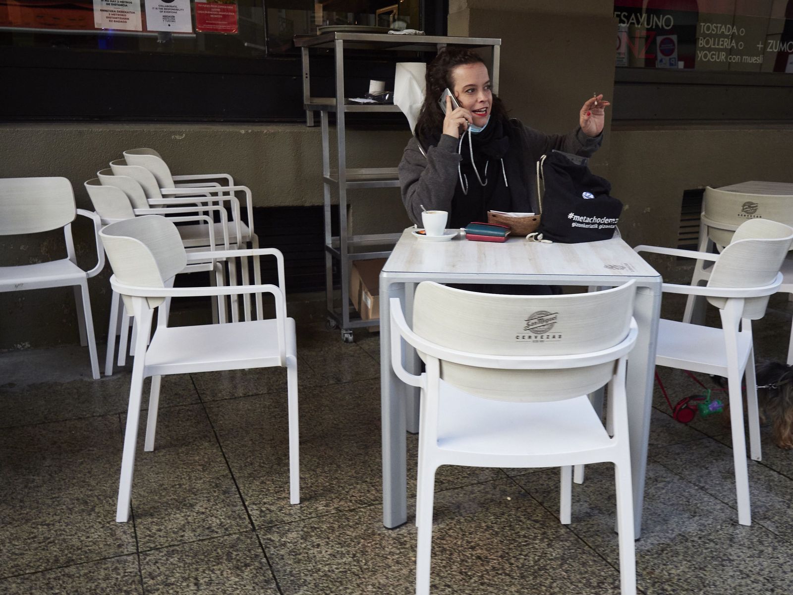 Terrazas en un bar de Pamplona, Navarra (España), a 17 de diciembre de 2020. Navarra reabre hoy el interior de los locales de hostelería con aforo al 30% tras casi dos meses de cierre por las restri