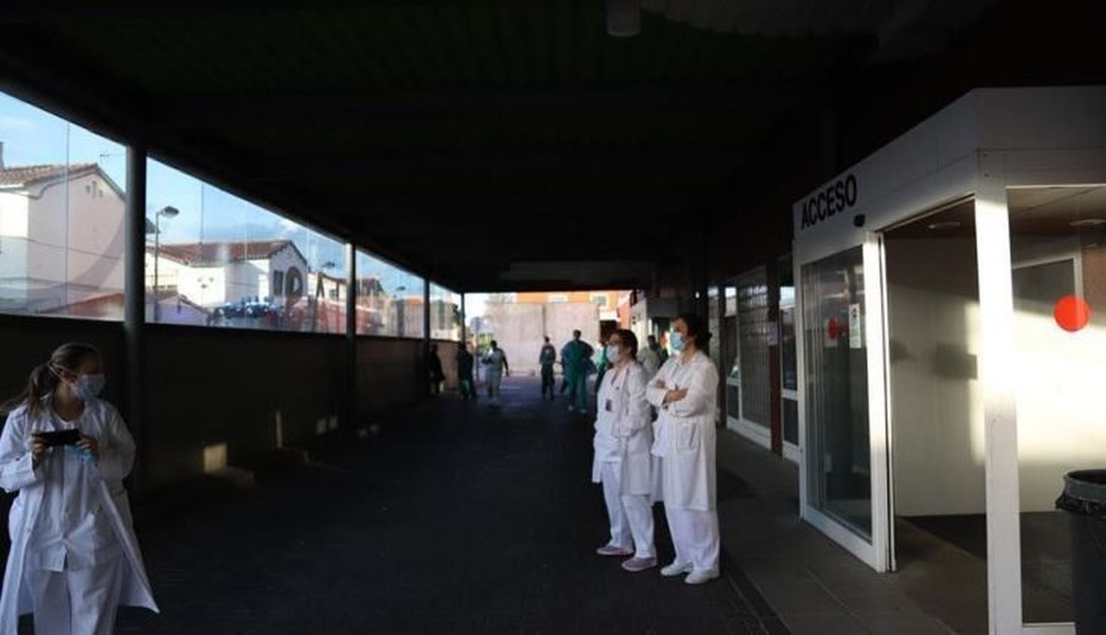 Sanitarios a las puertas de urgencias en el Hospital Virgen de la Concha de Zamora