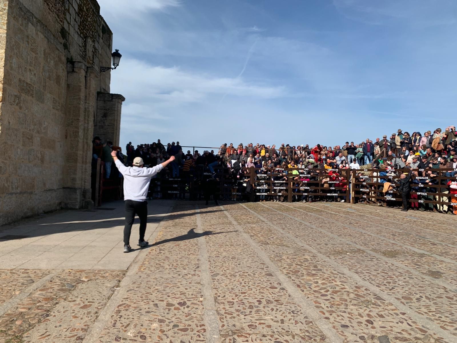 ambiente-con-la-suelta-de-vaquillas-en-el-domingo-de-pinata-en-ciudad-rodrigo-7