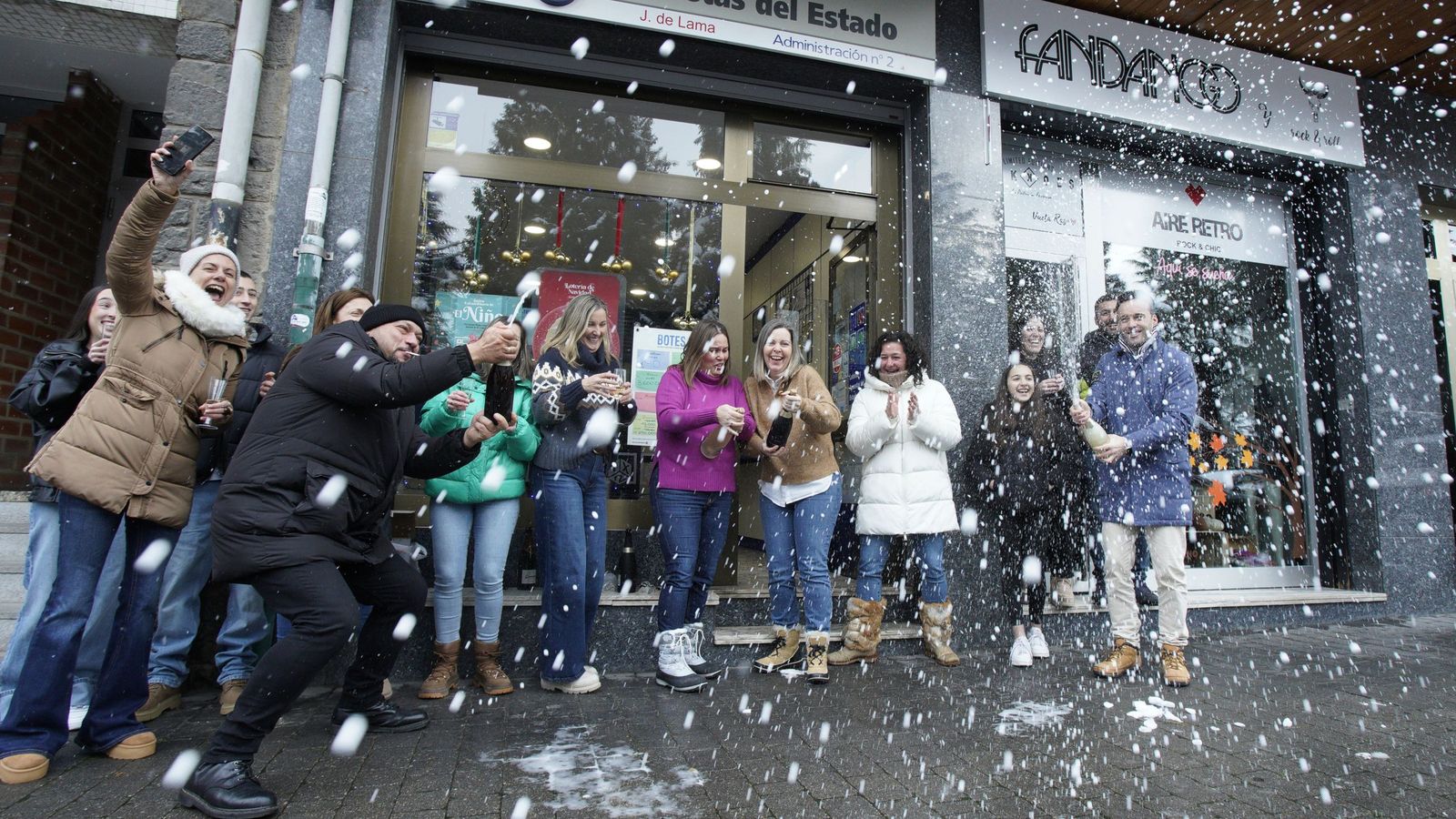 La administración J. De Lama número 2 de Villablino (León), reparte cincuenta series del Gordo de Navidad
