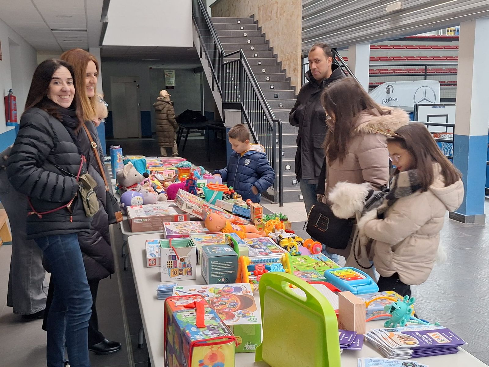Hinchables, mercadillo y visita de papa Noel en Villamayor (22).jpeg