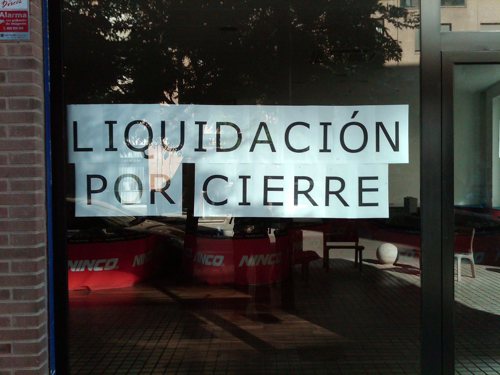Cartel de liquidación por cierre en un negocio