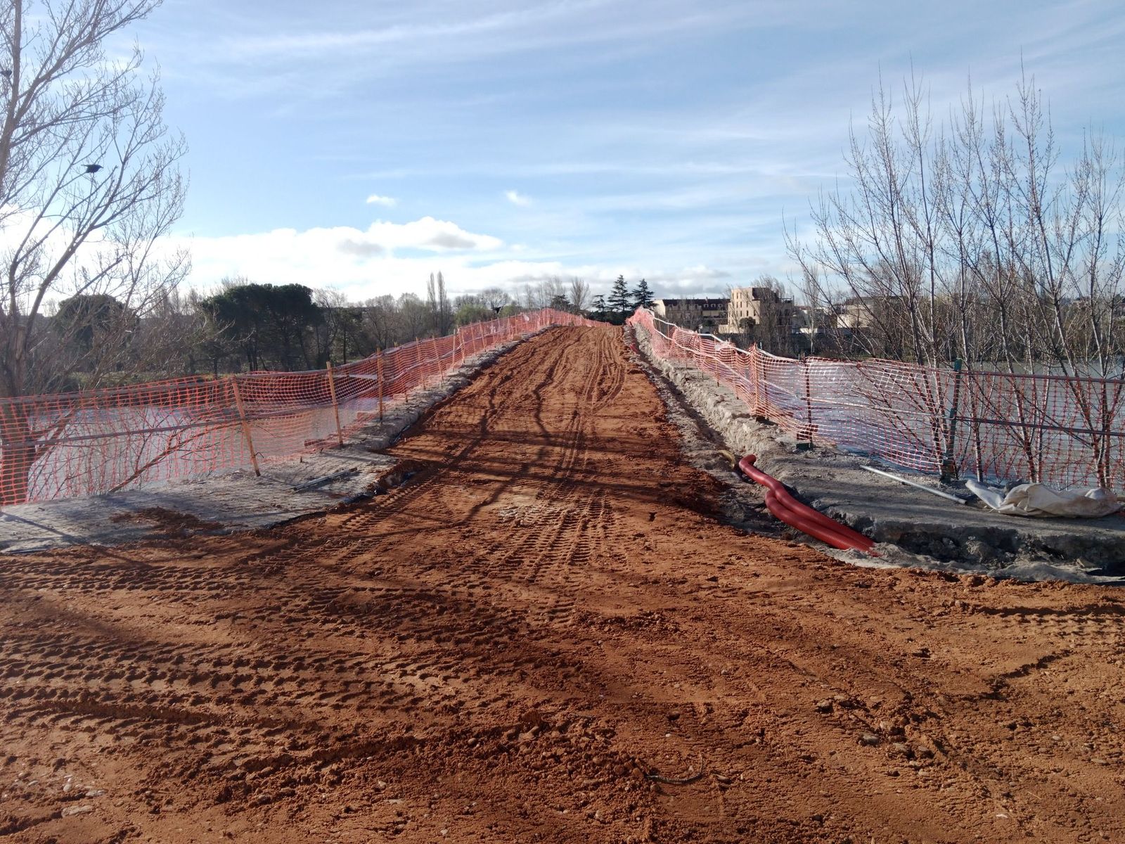 Imagen de las obras en el Puente de Piedra