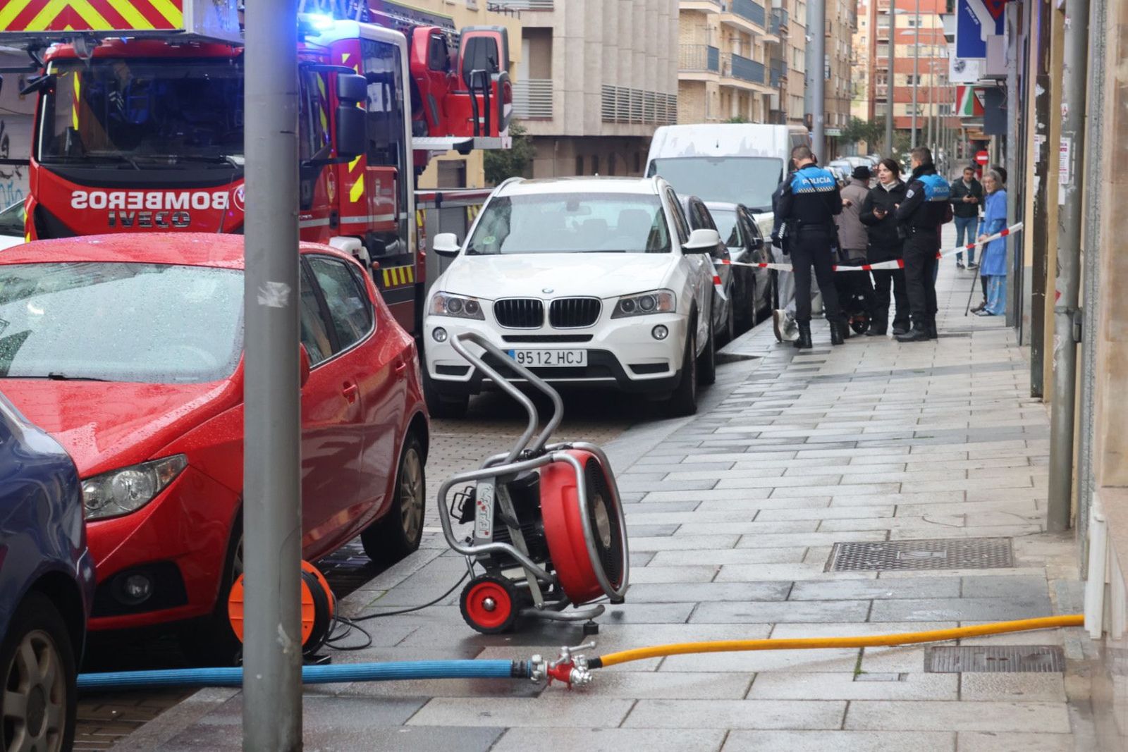 El incendio de un patinete eléctrico provoca el desalojo de un edificio en la calle Bolívar