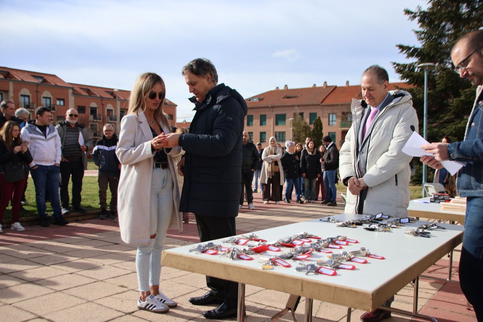 El alcalde de Salamanca, Carlos García Carbayo, entrega las llaves de una nueva promoción de viviendas protegidas en Pizarrales