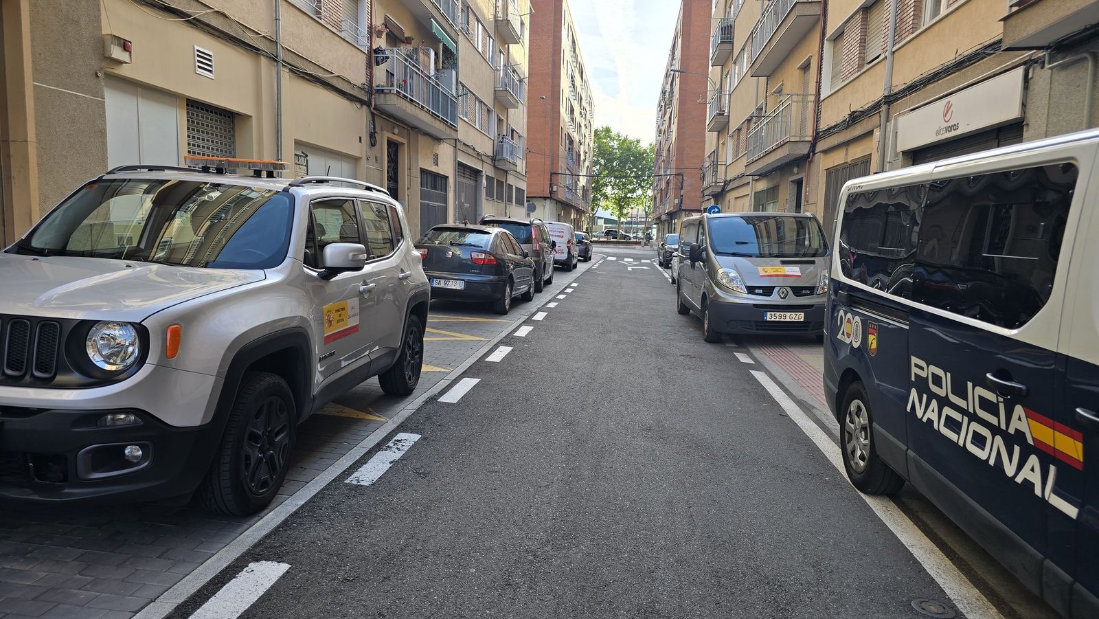 Policía y ambulancia en calle Petunias, Salamanca