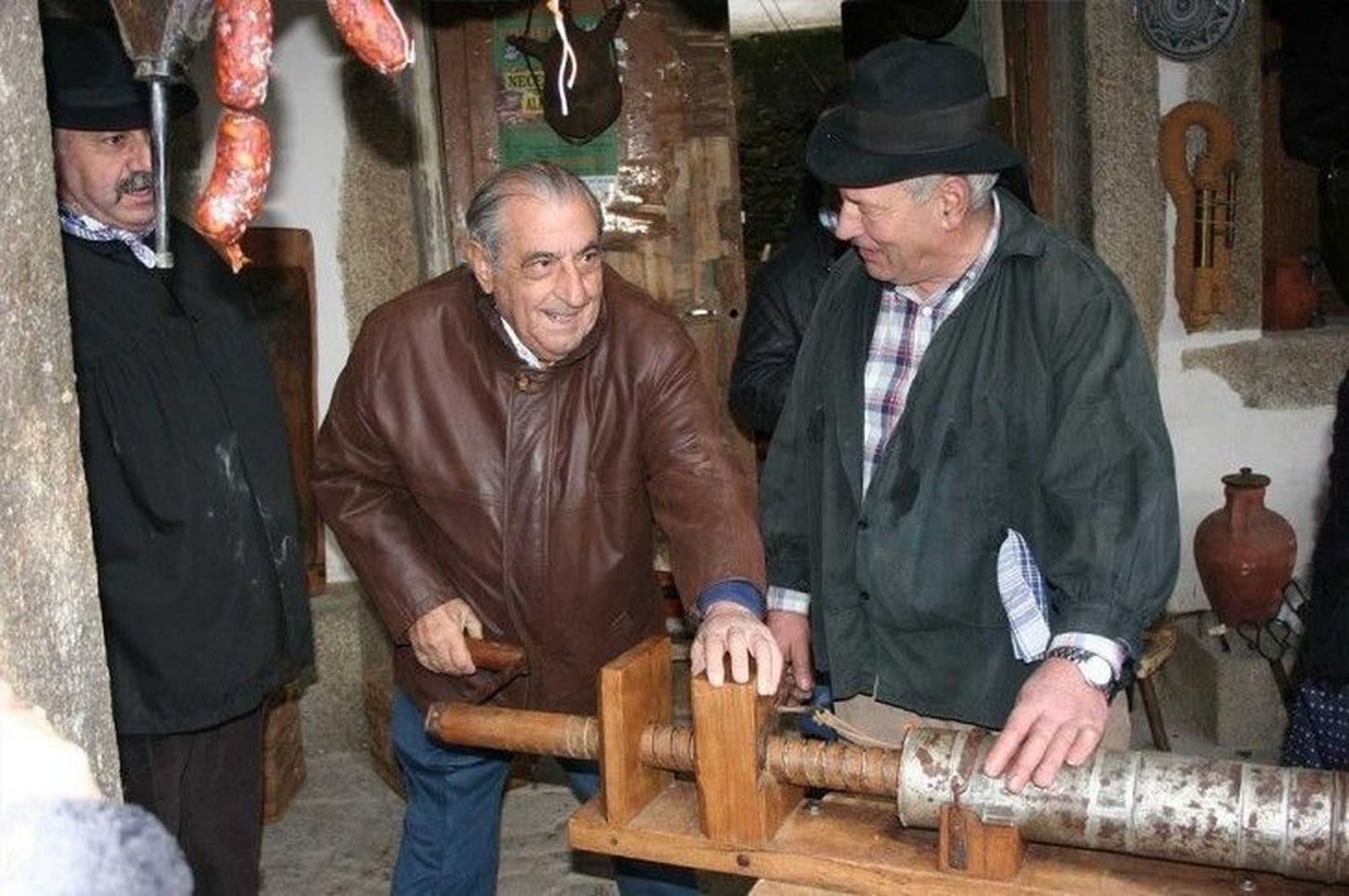 Juan José Hidalgo apadrina la rifa del marrano de San Antón Juan José Hidalgo apadrina la rifa del marrano de San Antón