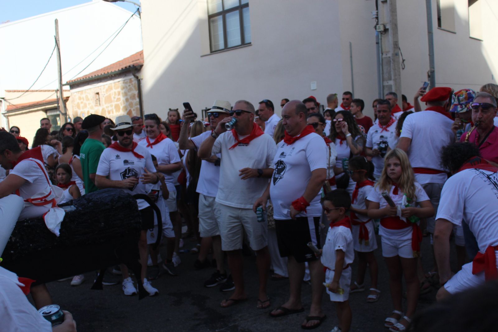 Castellanos de Moriscos. Paseo de peñas con la temática “Viva San Fermín”