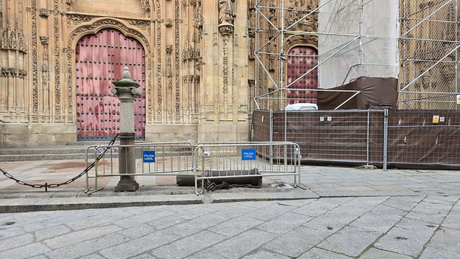 Un camión de las obras de la Catdral tira una de las columnas