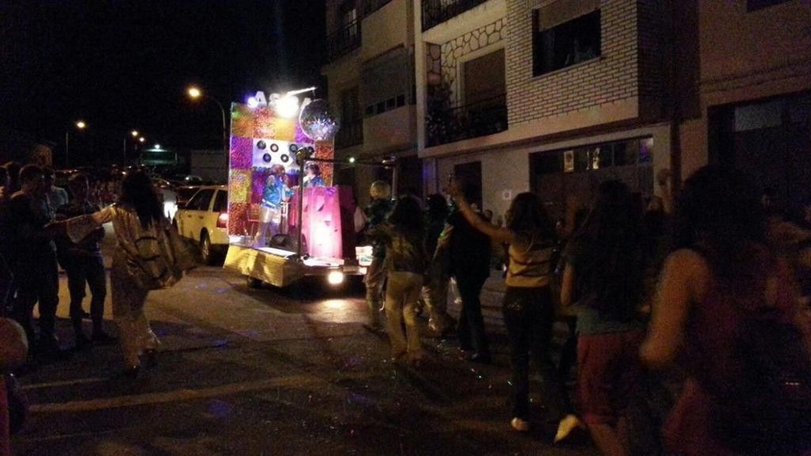 Fiestas de Aldeadávila: Desfile de carrozas y Orquesta Pikante