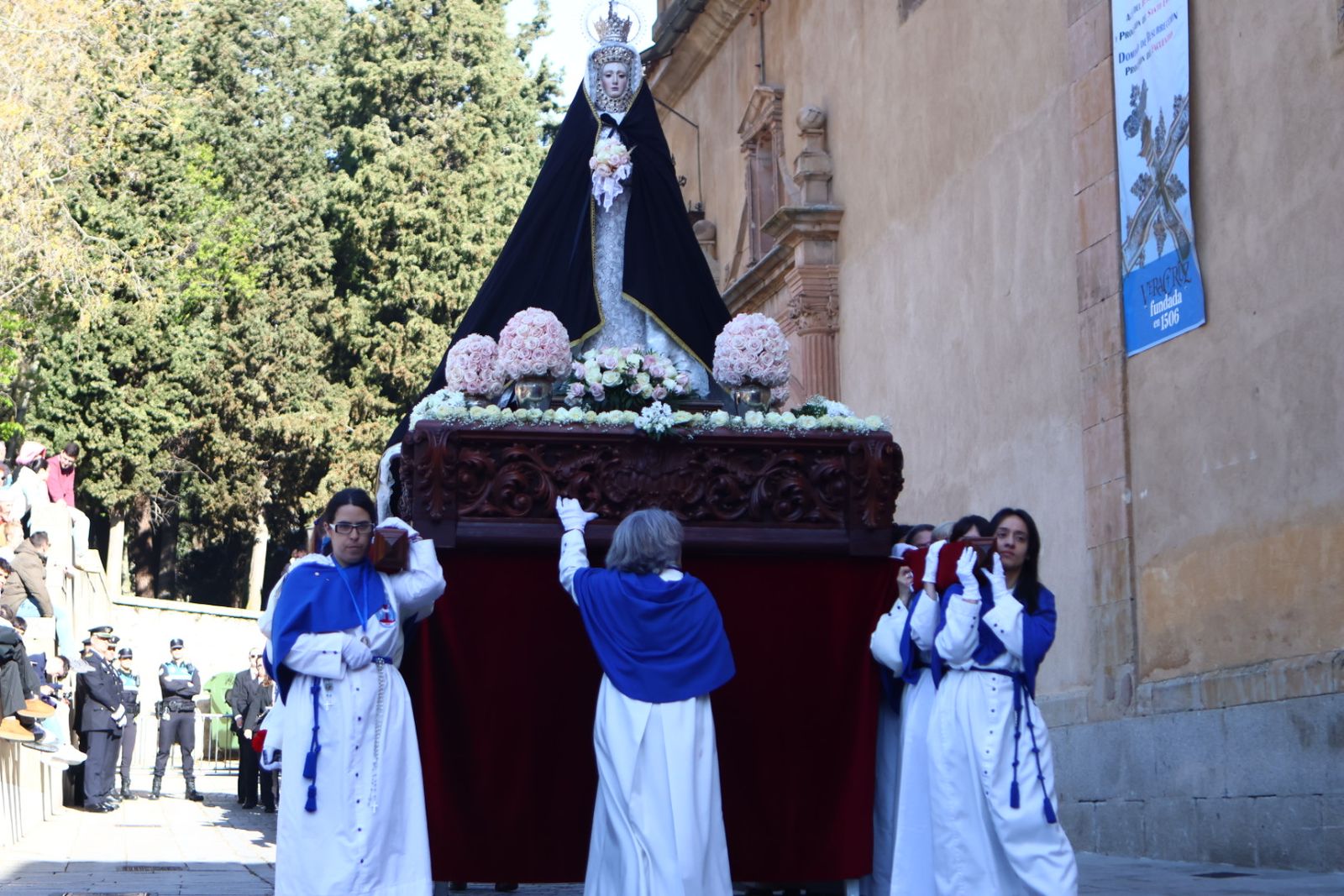 Procesión del encuentro de Nuestra Señora de la Alegría y Jesús Resucitado en el Domingo de Resurrección en Salamanca