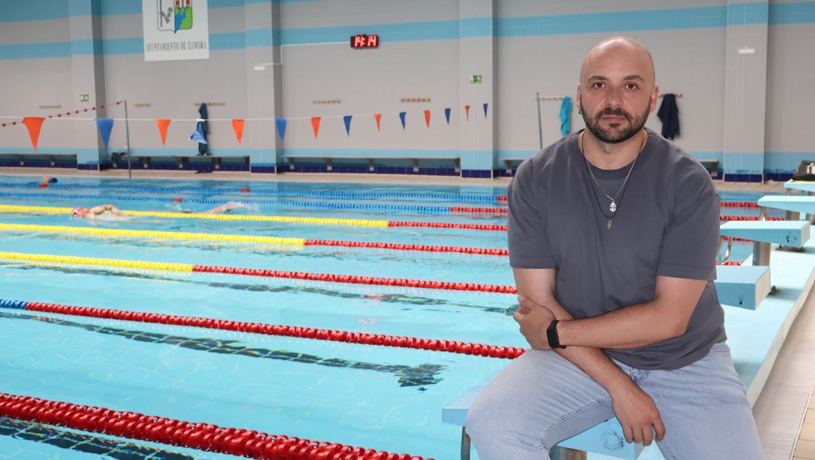 Manuel Alesander en la pisicina de Los Almendros. Archivo