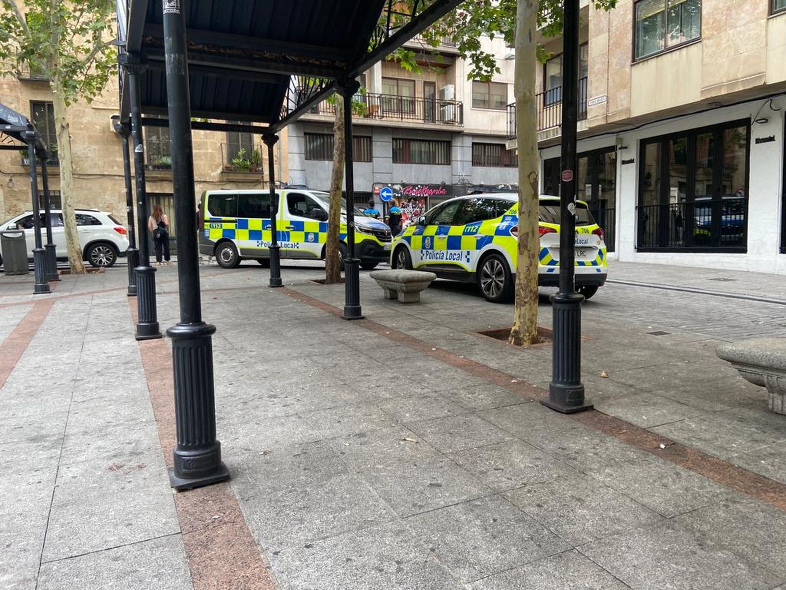 Policía Local en la calle Consuelo, plaza de San Justo. Foto S24H