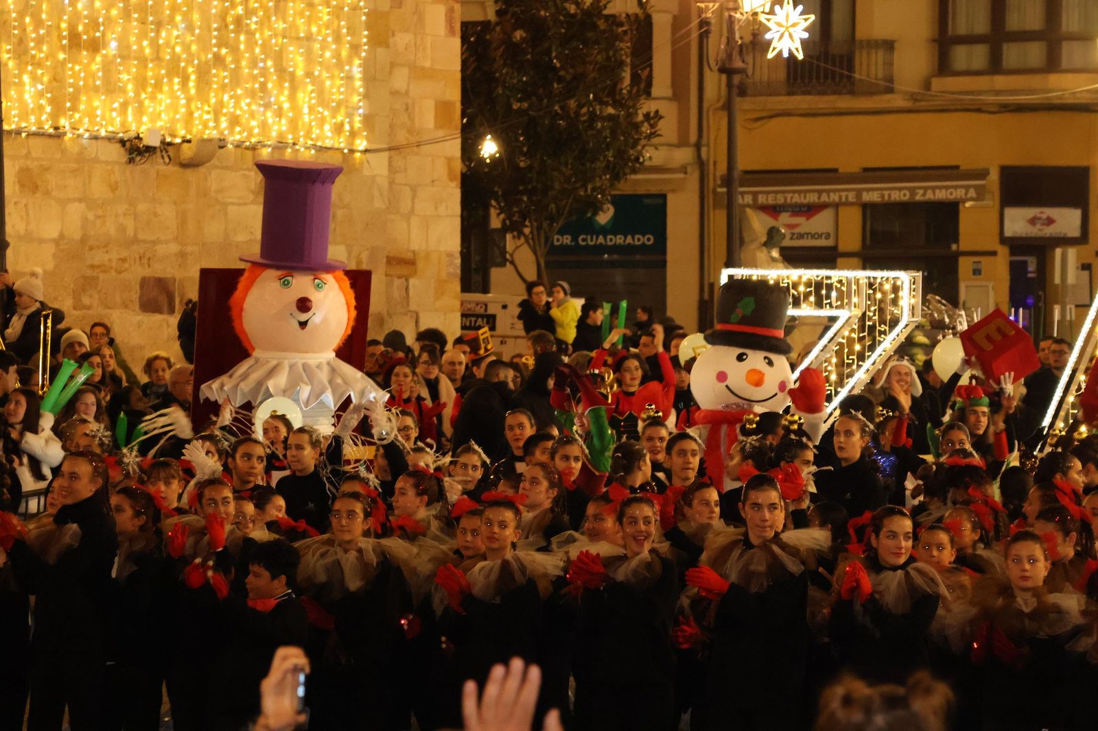 GALERÍA | El animado pasacalles de Escena por el centro de Zamora, en imágenes