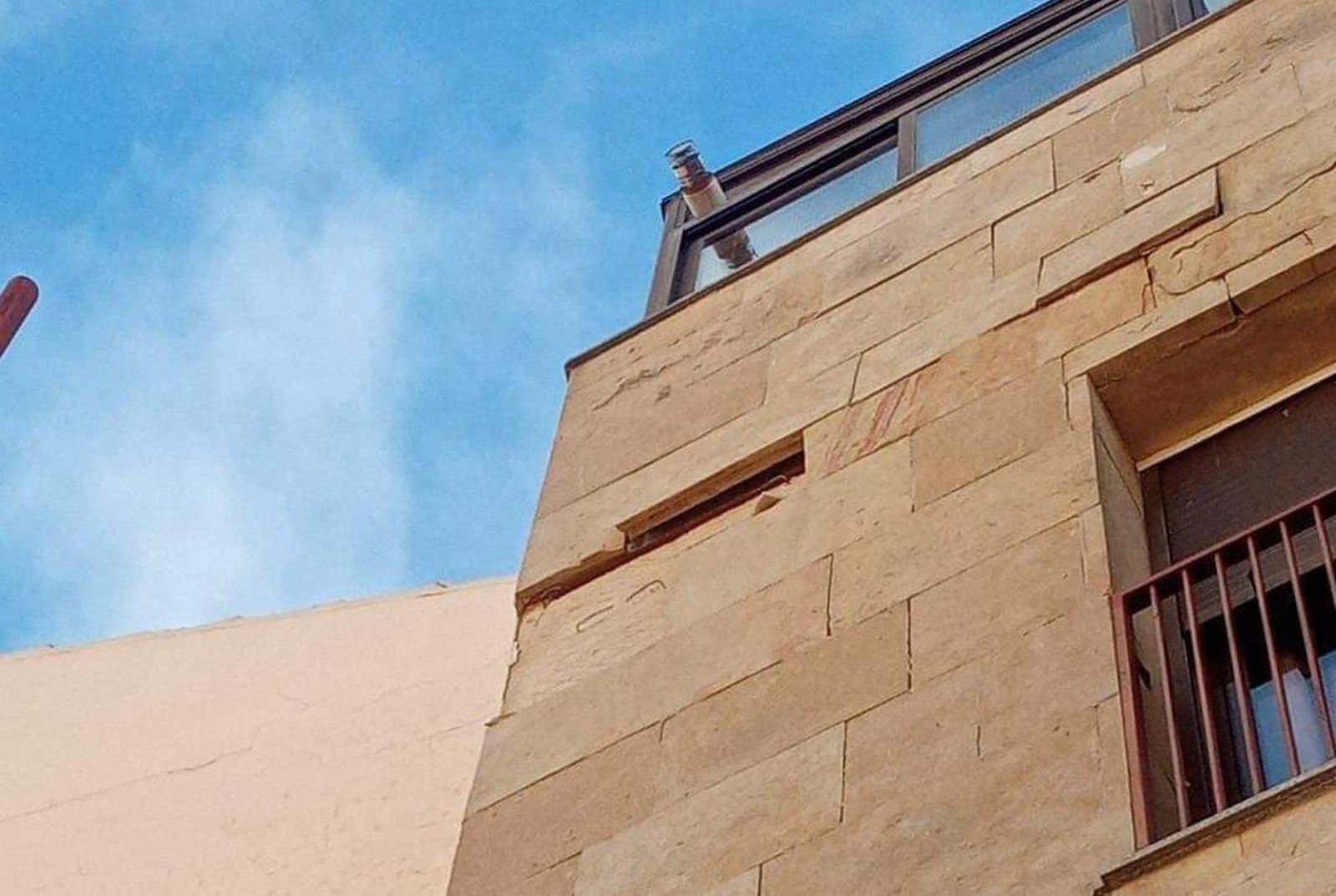 Desprendimientos en la fachada de un edificio de Aldeaseca de la Armuña