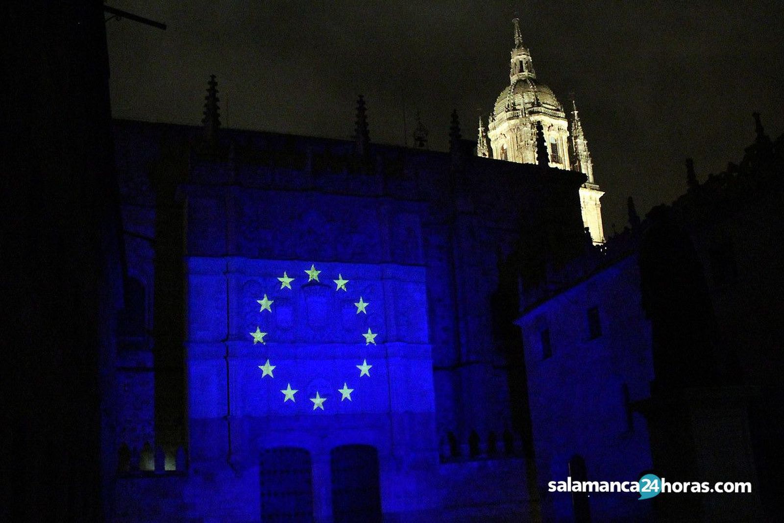 Bandera de la Unión Europea proyectada sobre la fachada de la USAL con motivo del Día de Europa | Archivo