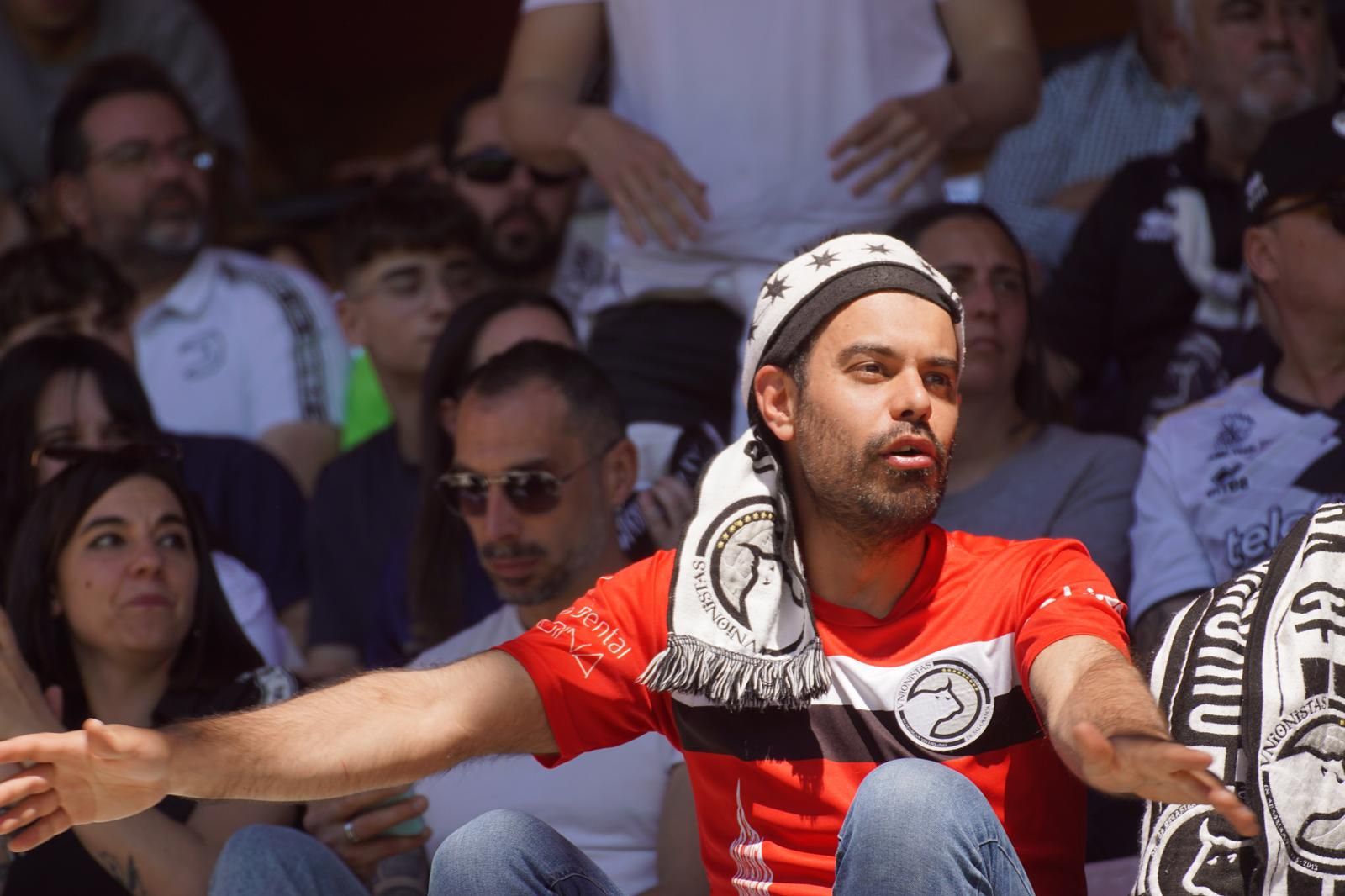 Gran ambiente en la grada para ver el partido entre Zamora - Unionistas en el Estadio Ruta de la Plata