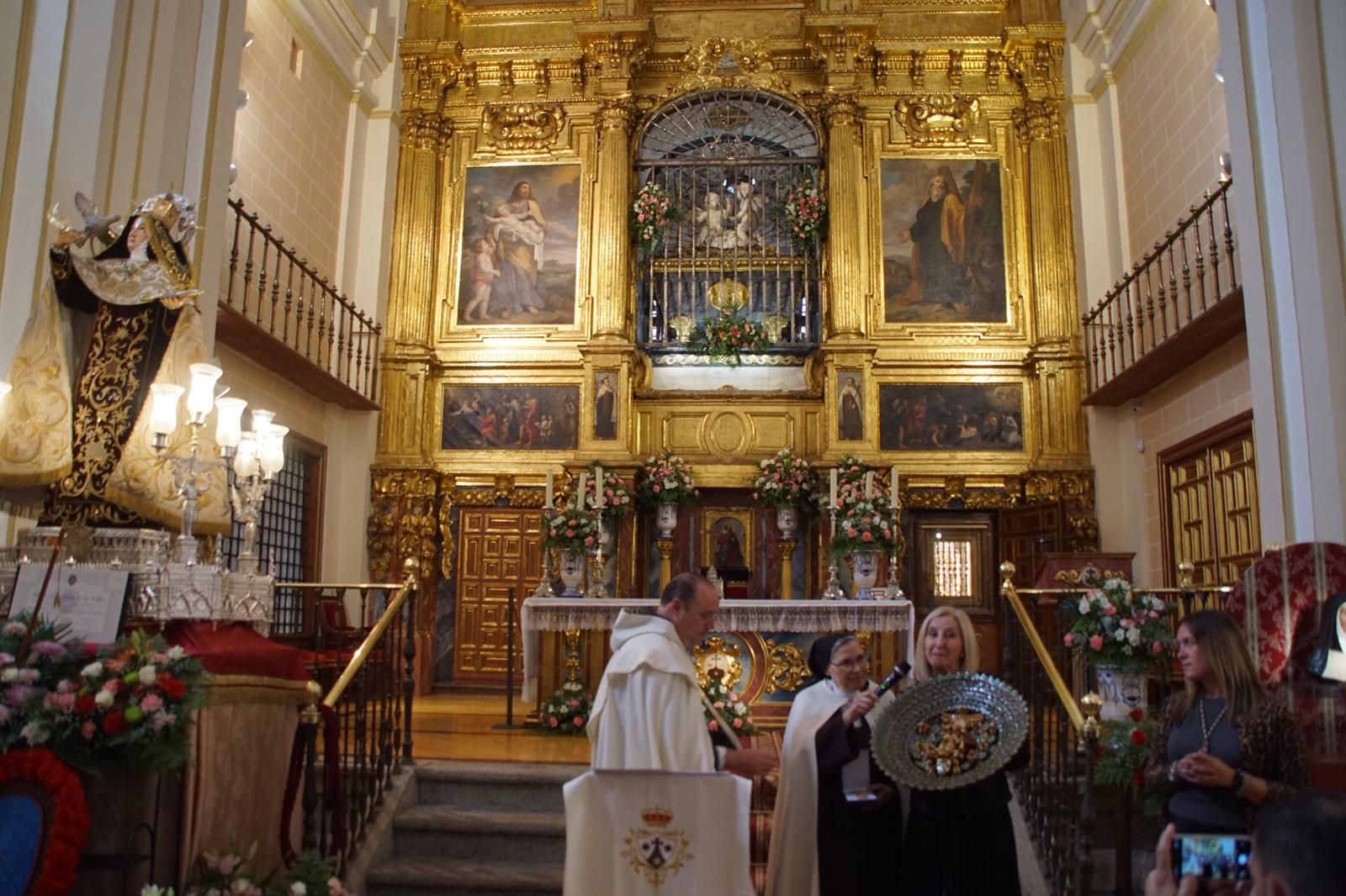 Alba nombra hijo adoptivo al prior Miguel Angel González  (11).jpeg