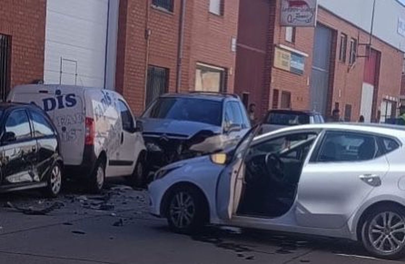 Colisión entre tres coches en el polígono de Los Villares