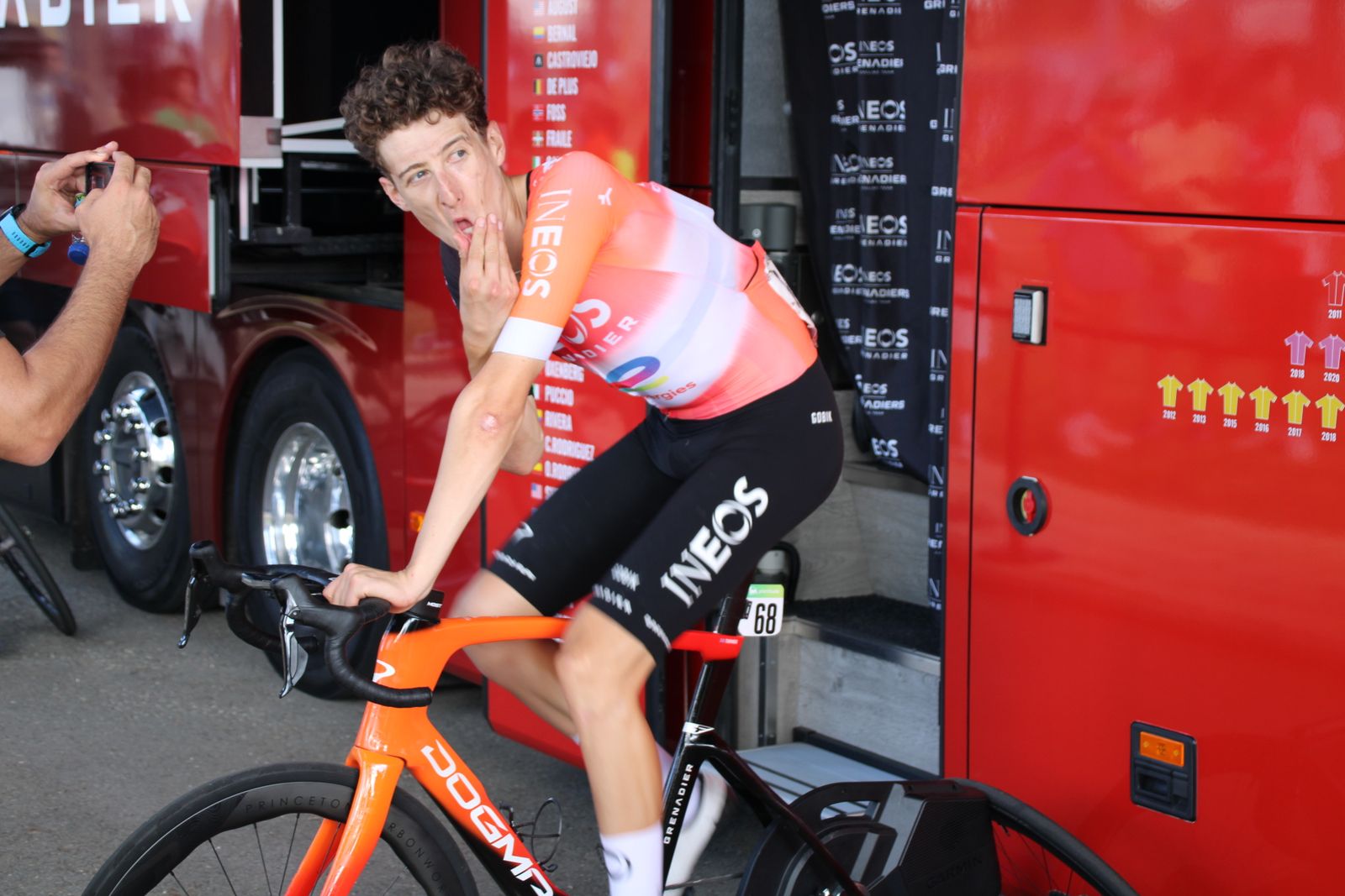 La Vuelta llega a Guijuelo y Philipsen se lleva el esprint