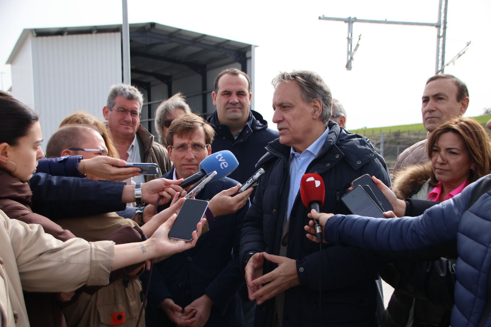José Luis Martínez Almeida y Carlos García Carbayo, atienden a los medios de comunicación antes de realizar una visita al Puerto Seco de Salamanca
