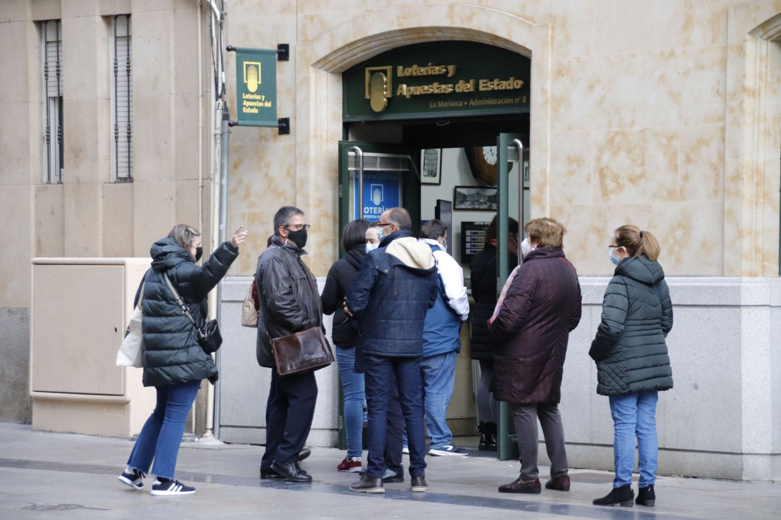 Colas infinitas para comprar la lotería de navidad de la Universidad de Salamanca