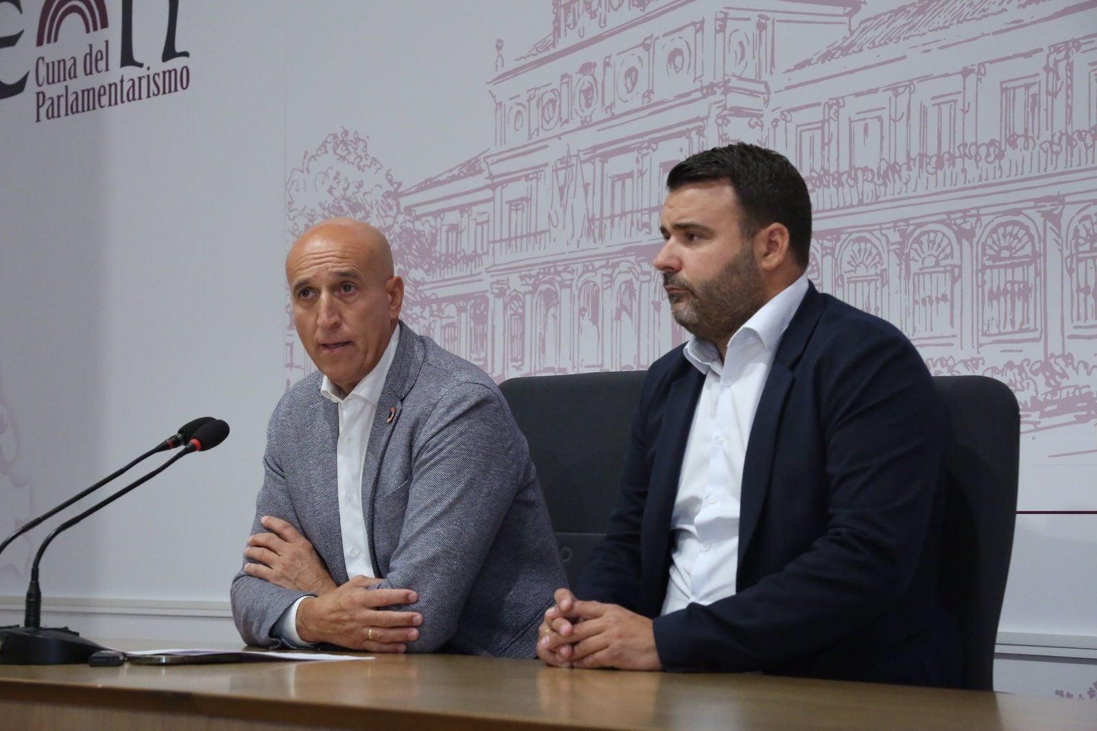 El alcalde de León, José Antonio Diez, junto con el concejal de Modernización y Servicio de Limpieza, Jon Fernández. EP