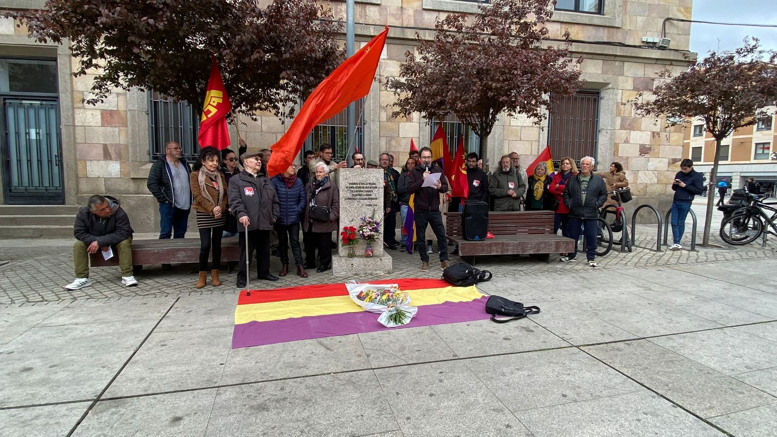 Lectura del manifiesto en la plaza del Mercado por el aniversario de la proclamación de la Segunda República Española del 2023. Archivo.