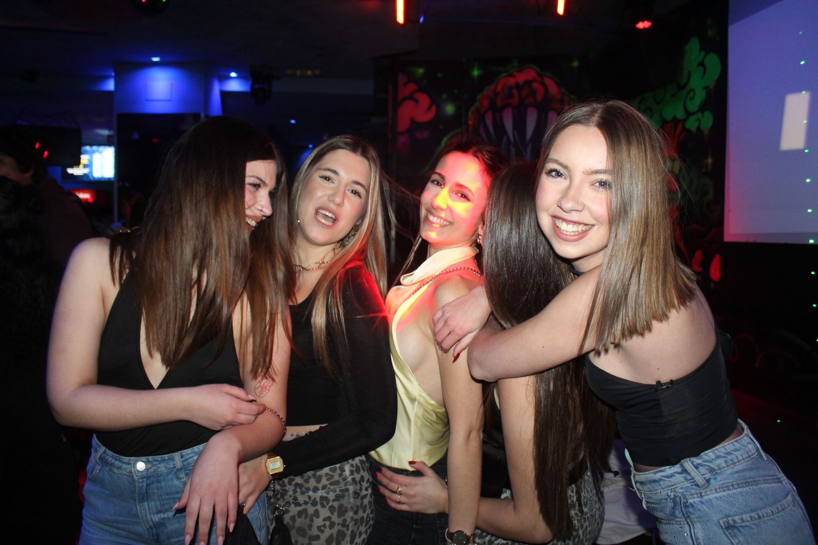 La fiesta de Salamanca moviliza a los jóvenes a divertirse a pesar del mal tiempo