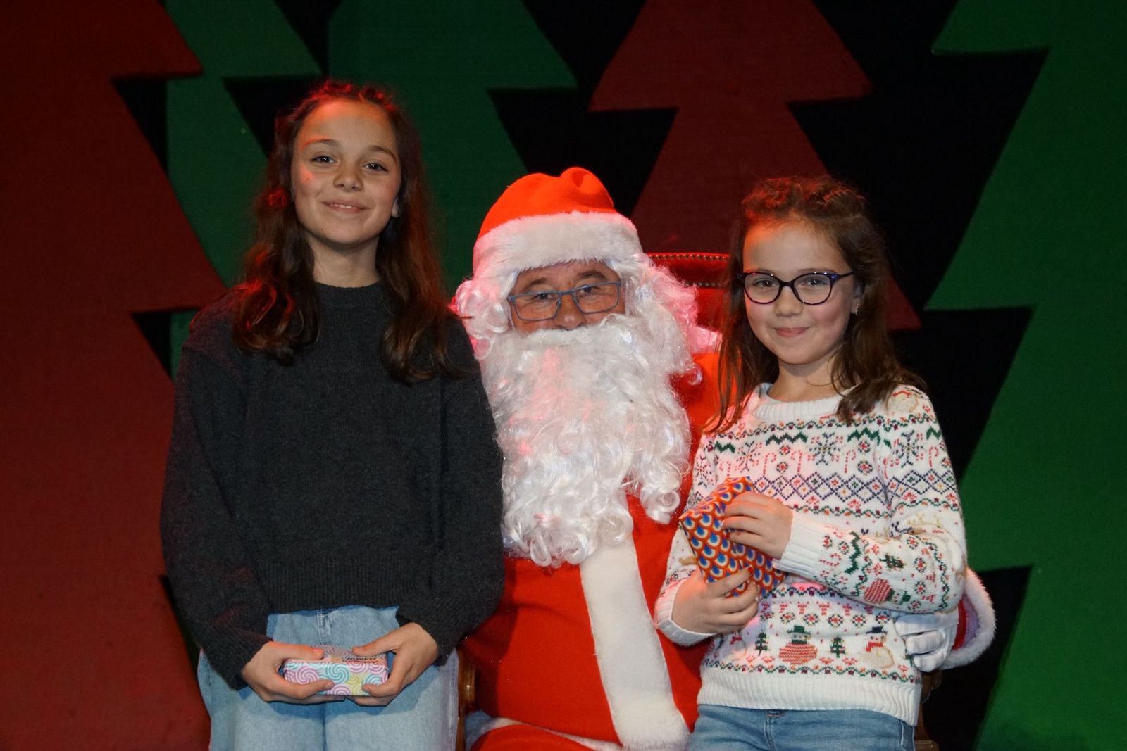 Papá Noel recorre las calles de Alba de Tormes y entrega regalos a los niños