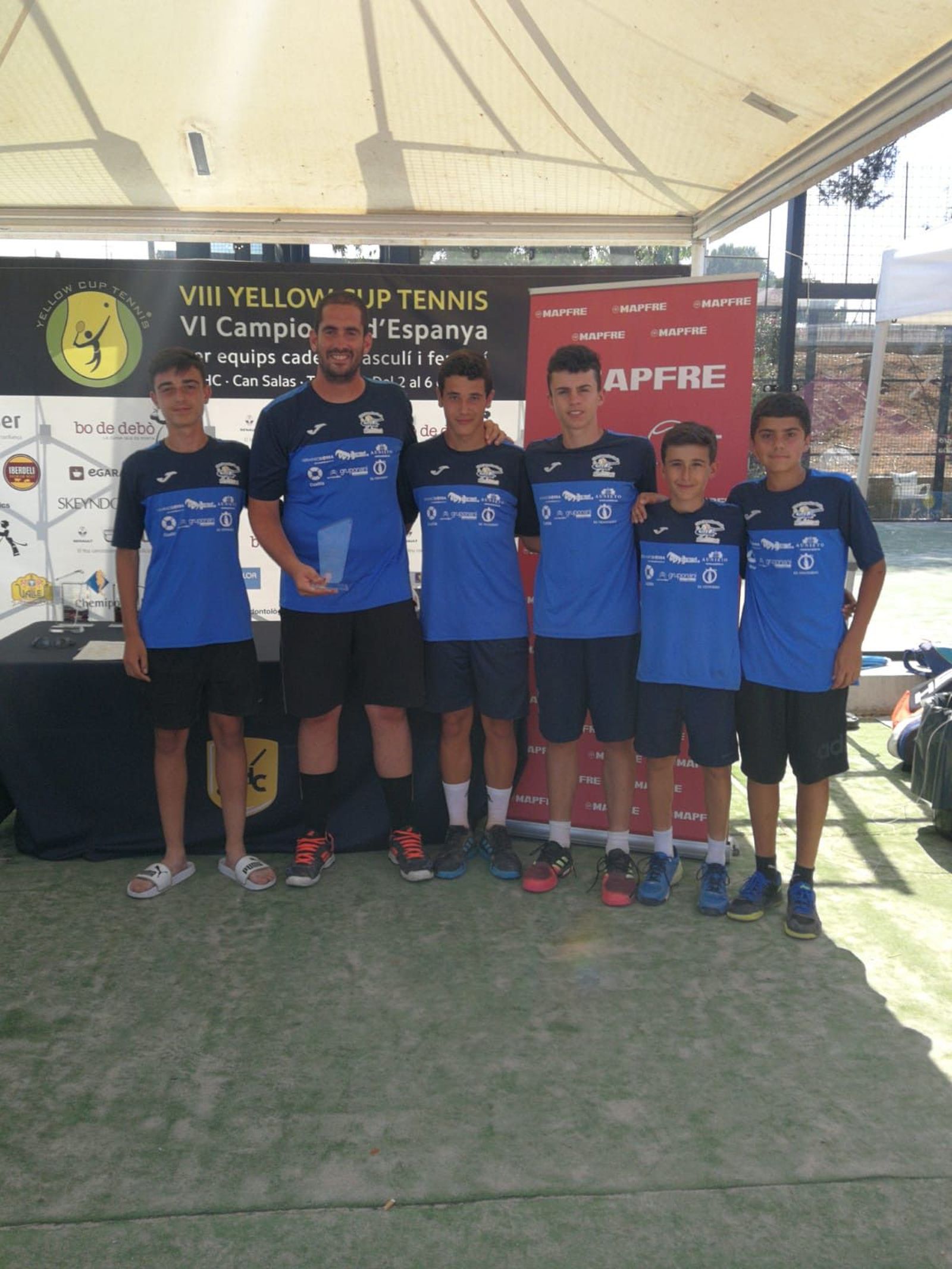 Foto equipo con trofeo