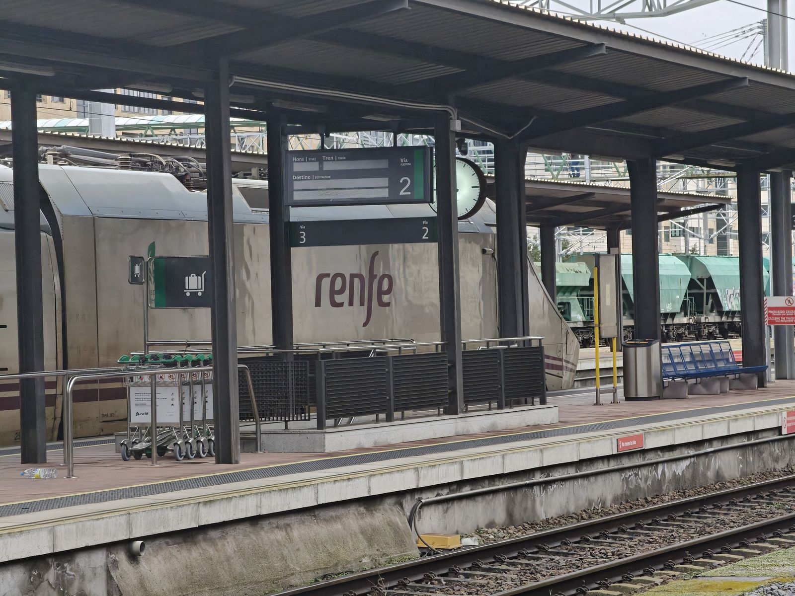 Estación de tren de Salamanca. RENFE. ADIF. Vialia. Trenes en Salamanca. Foto de archivo. S24H