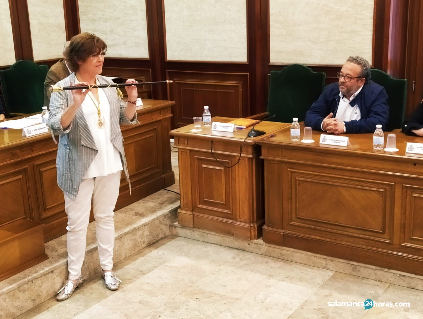 Elena Martín con el bastón de mando del Ayuntamiento de Béjar en el día de su elección | Foto: S24H