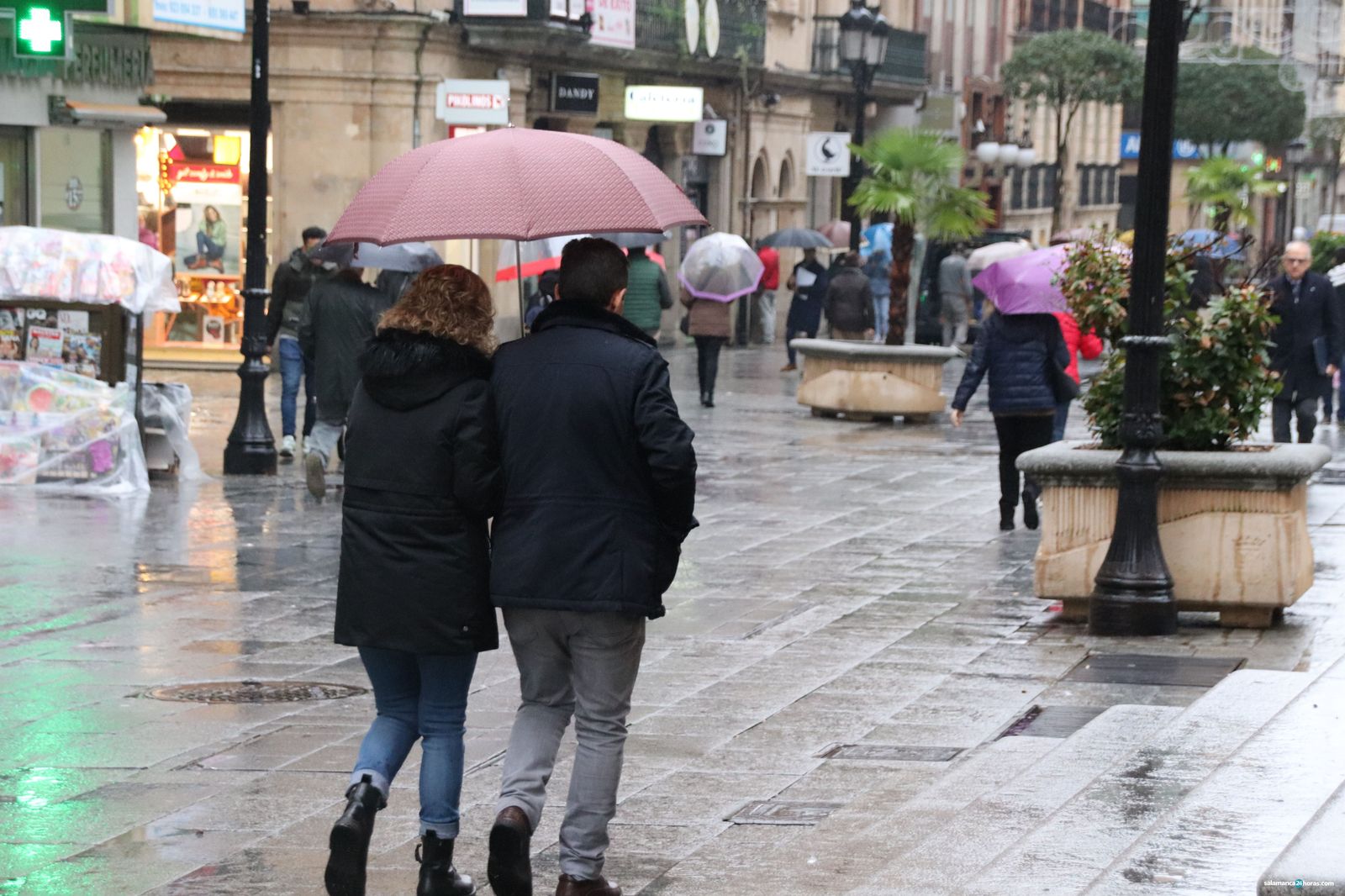 Gente con lluvia en Salamanca
