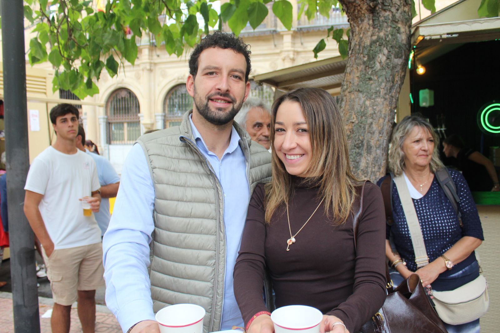 Ambiente en la Feria de Día en el mediodía de este domingo