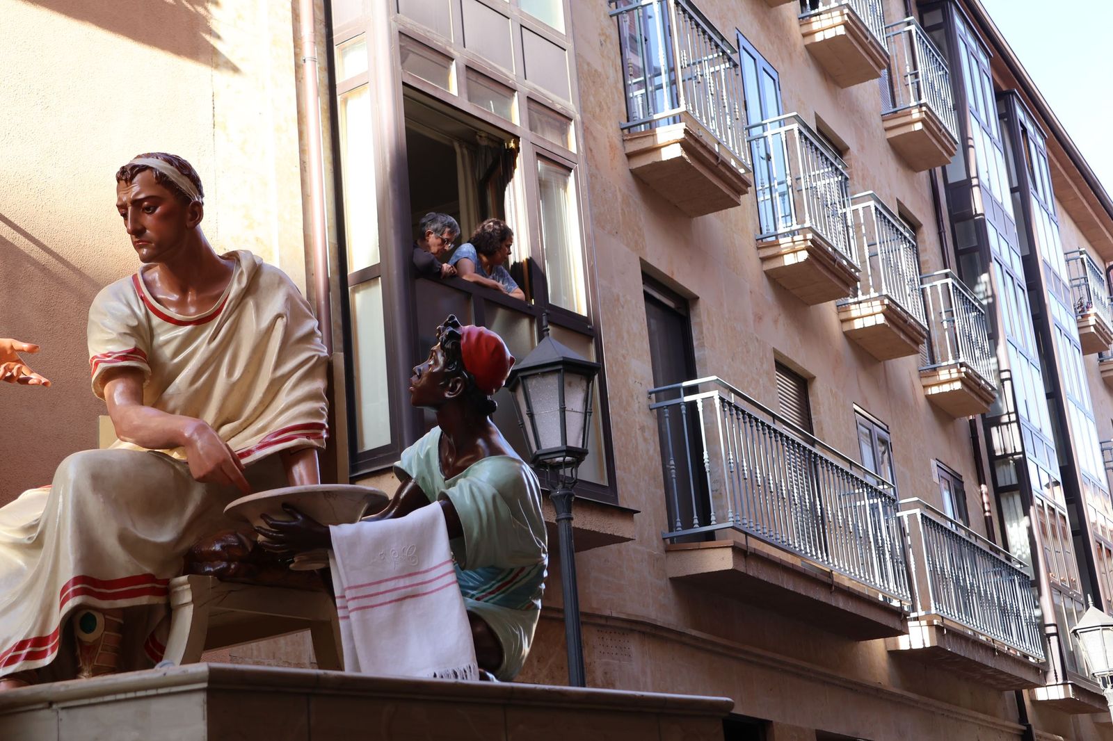 La Exaltación de la Cruz procesiona por las calles de Zamora rumbo a la carpa de San Bernabé
