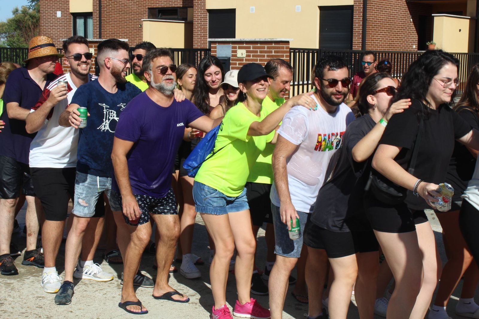 Recorrido de las peñas de San Cristóbal con la charanga en 2023