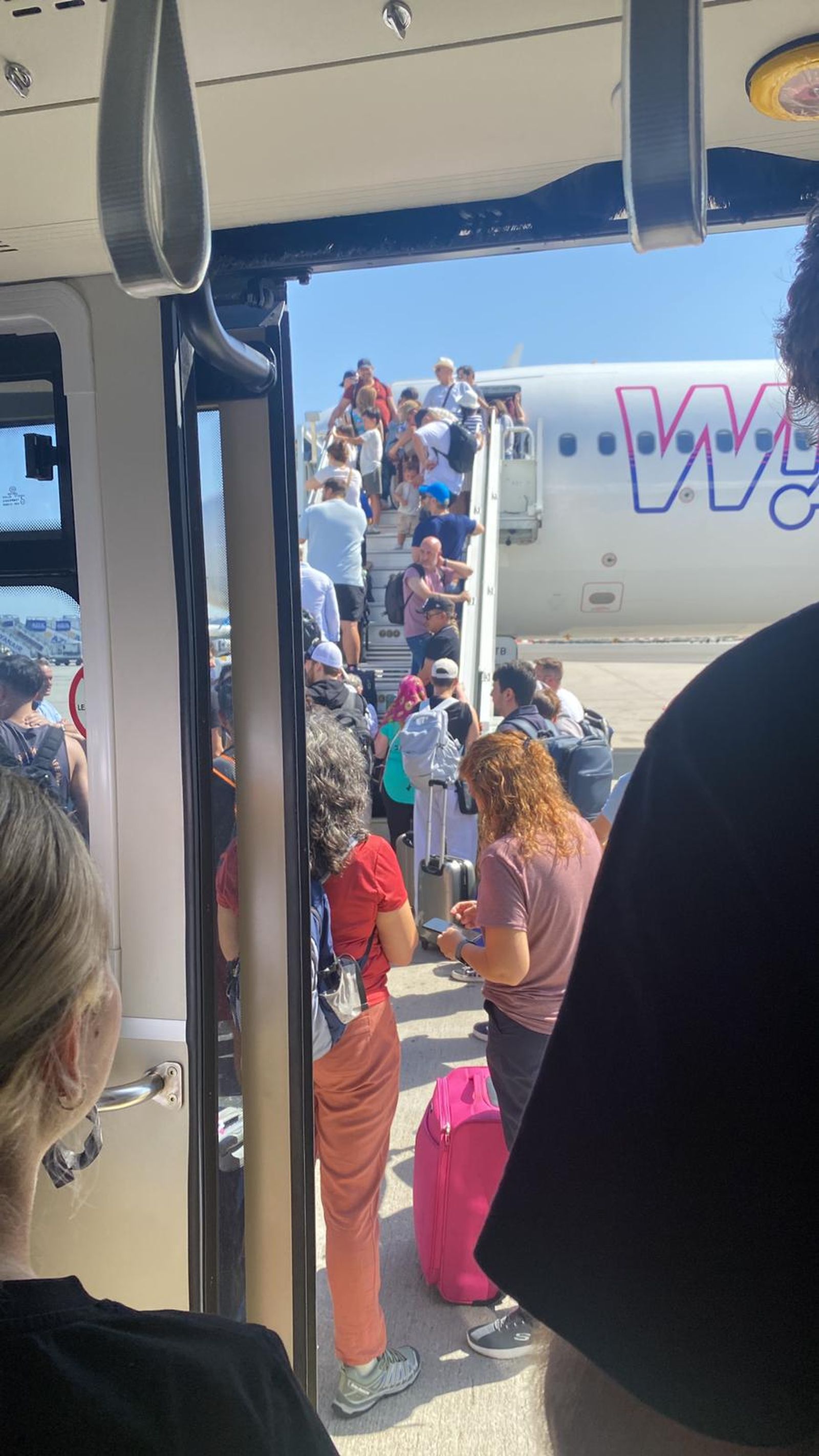 Incidencia en Barajas de dos salmantinos y un zamorano