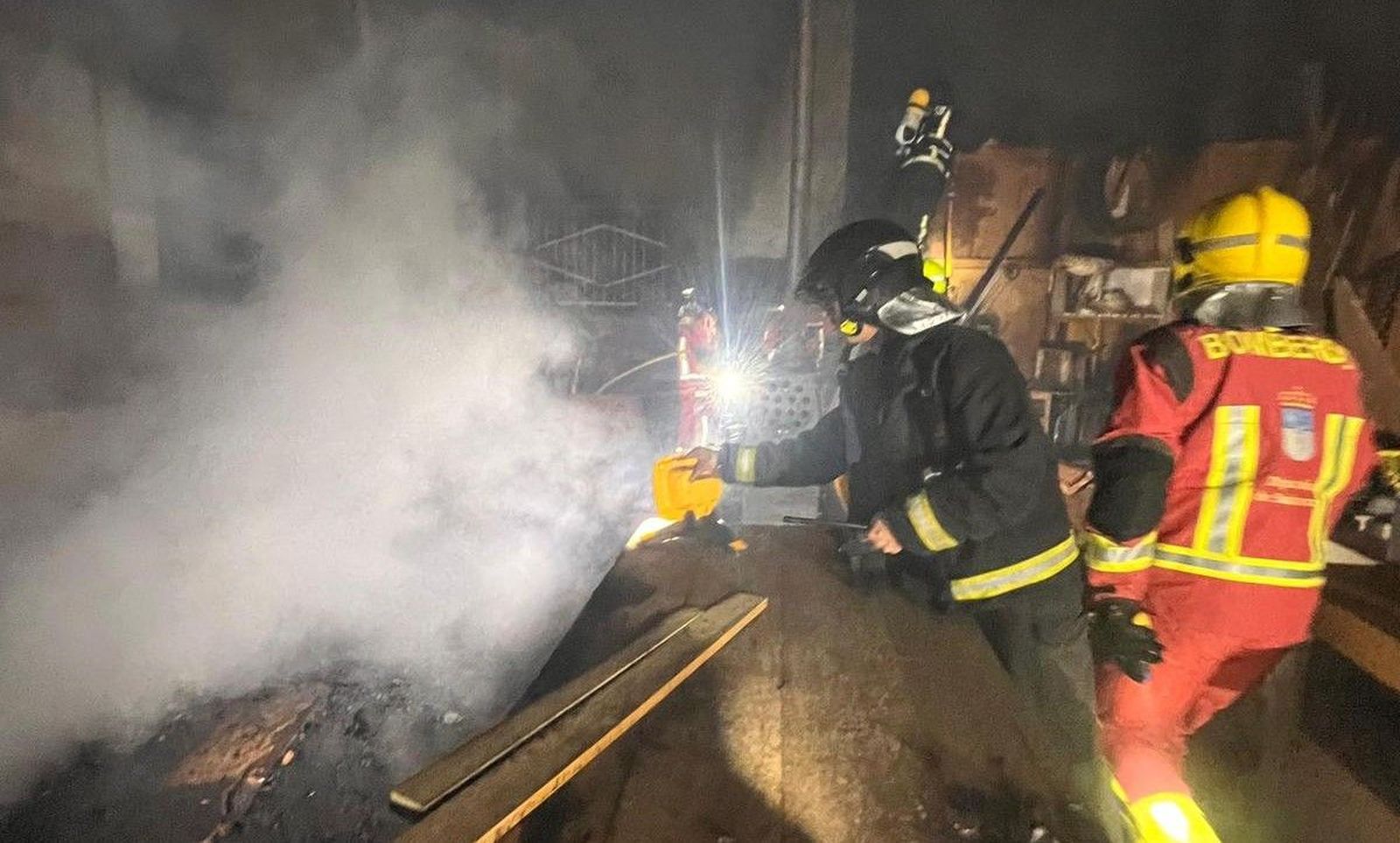 Incendio en una nave de Lumbrales (1)