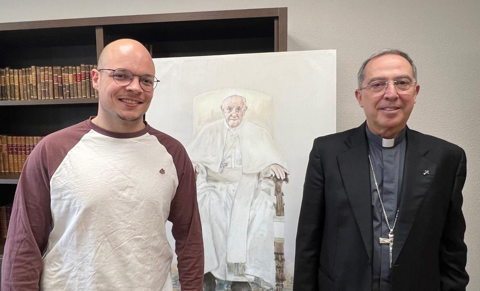 El artista Saúl Alija y el obispo Fernando Valera con la pintura en el centro