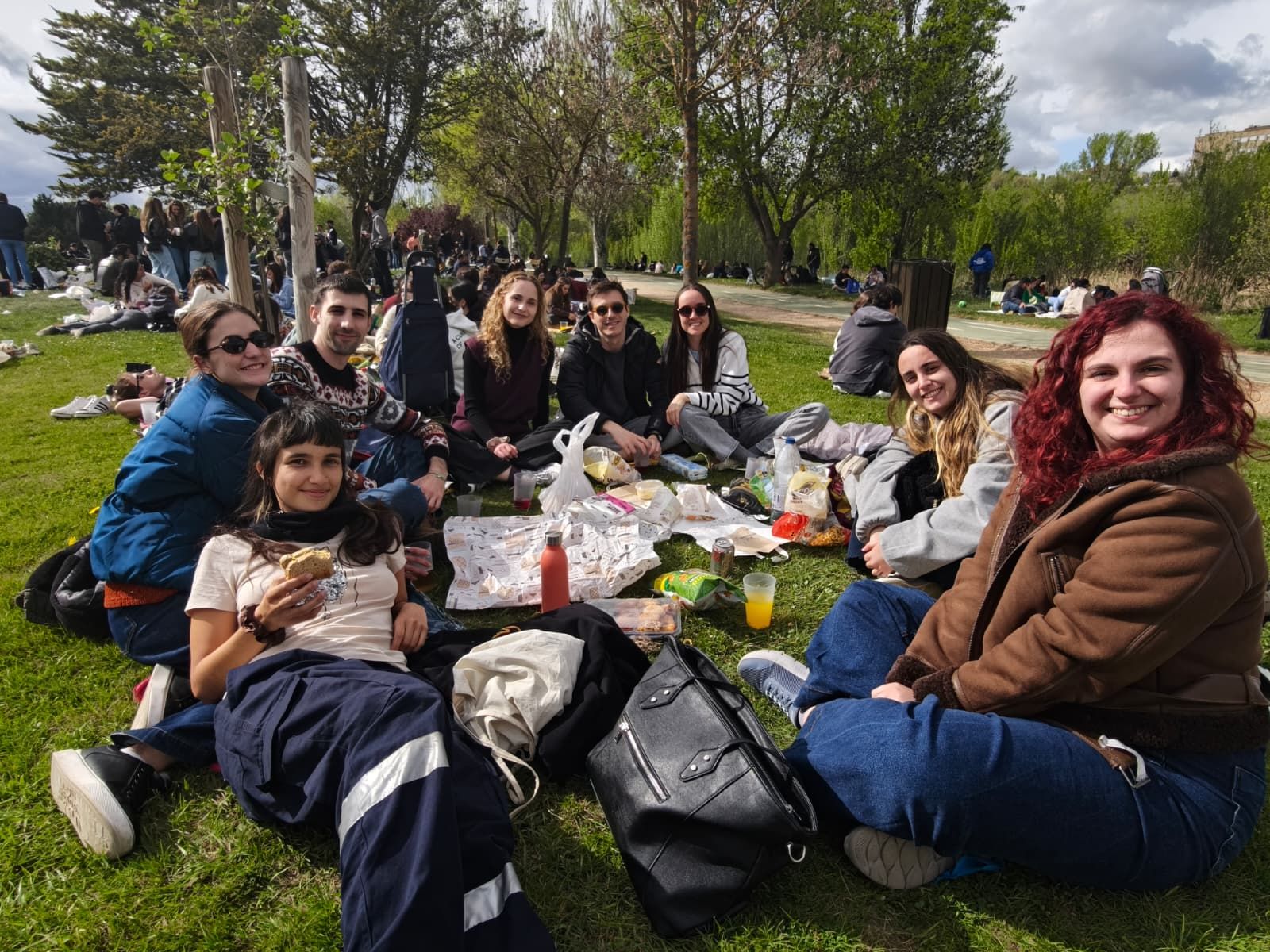 Un multitudinario Lunes de Aguas en Salamanca llena la ribera del Tormes