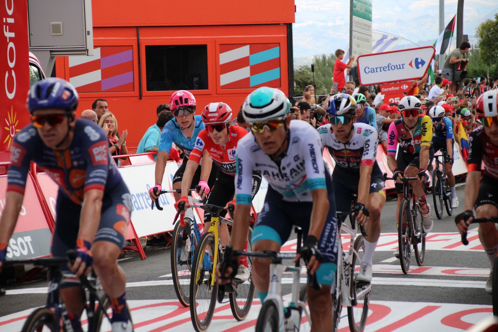 La Vuelta llega a Guijuelo y Philipsen se lleva el esprint